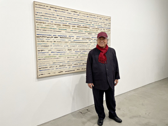 하종현 화백이 국제갤러리에서 진행 중인 개인전 기자간담회에 참석해 작품 앞에서 포즈를 취하고 있다. <사진=박은희 기자>